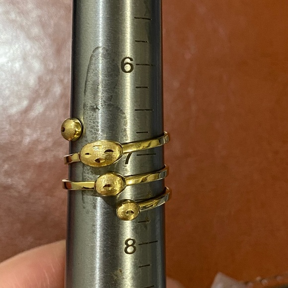 18K Gold Ring - Picture 3 of 4